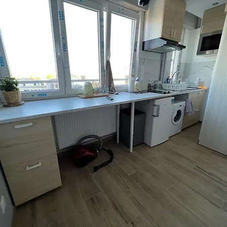 Super En Face De La Gare De *