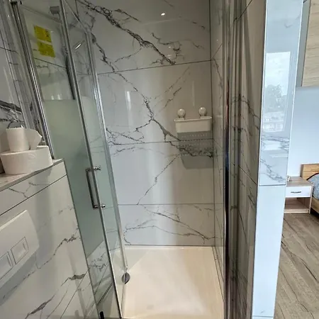 Super En Face De La Gare De